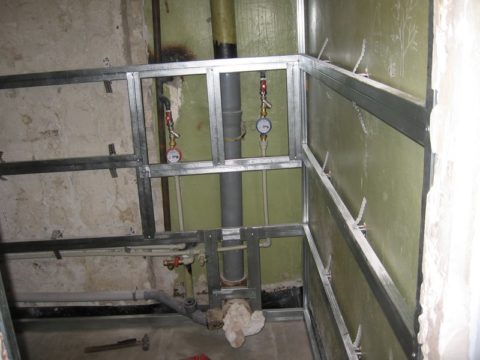 L'installation de cloisons sèches sur la caisse vous permet de cacher la plomberie et l'égout L'installation de cloisons sèches sur la caisse vous permet de cacher la plomberie et l'égout