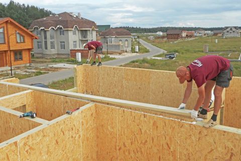 Installation du faisceau supérieur dans la maison à panneaux Installation du faisceau supérieur dans la maison à panneaux