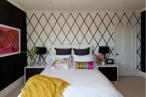 Malgré l'utilisation du noir à l'intérieur de la chambre, il reste léger et confortable grâce à une combinaison réussie de blanc et de noir, dans le quartier avec des tons chauds de fragments décoratifs Malgré l'utilisation du noir à l'intérieur de la chambre, il reste léger et confortable grâce à une combinaison réussie de blanc et de noir, dans le quartier avec des tons chauds de fragments décoratifs