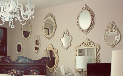Plusieurs miroirs dans un beau cadre pour un intérieur classique Plusieurs miroirs dans un beau cadre pour un intérieur classique