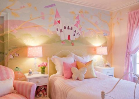 Des nuances douces de papier peint photo se combinent harmonieusement avec le jeu de couleurs général dans la chambre de la fille Des nuances douces de papier peint photo se combinent harmonieusement avec le jeu de couleurs général dans la chambre de la fille