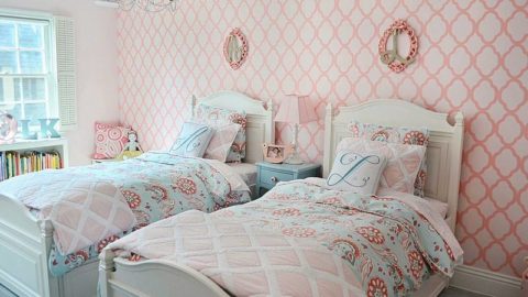 Des nuances délicates dans la chambre de deux filles adultes Des nuances délicates dans la chambre de deux filles adultes