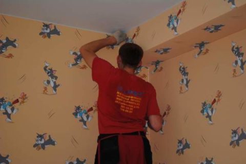 Coller une chambre d'enfants avec du papier peint sans soudure Coller une chambre d'enfants avec du papier peint sans soudure