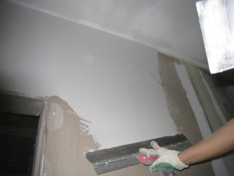 Sous le papier peint GKL il est souhaitable de masticer dans toute la zone Sous le papier peint GKL il est souhaitable de masticer dans toute la zone