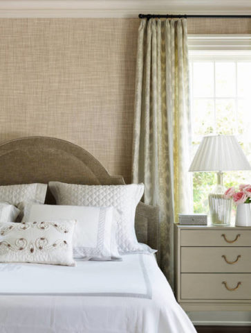 Le papier peint texturé rend l'intérieur de la chambre confortable et chaleureux. Le papier peint texturé rend l'intérieur de la chambre confortable et chaleureux.