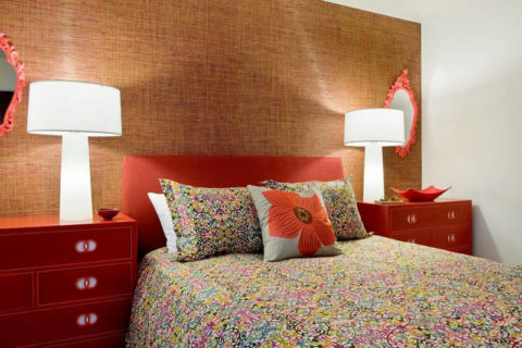 Intérieur de chambre chaleureux avec papier peint textile sur un mur d'accent Intérieur de chambre chaleureux avec papier peint textile sur un mur d'accent