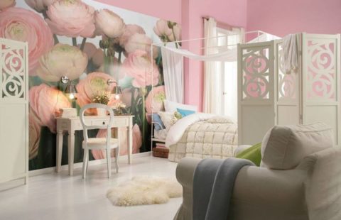 Les fleurs sur les peintures murales sont une option universelle pour une chambre à coucher Les fleurs sur les peintures murales sont une option universelle pour une chambre à coucher