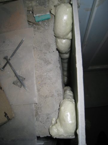 Durcissant, la mousse se dilate, par conséquent, sur les évidements du mur, la feuille doit être fixée avec des chevilles Durcissant, la mousse se dilate, par conséquent, sur les évidements du mur, la feuille doit être fixée avec des chevilles