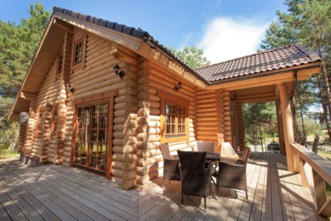 Maison de campagne en bois dans la forêt Maison de campagne en bois dans la forêt