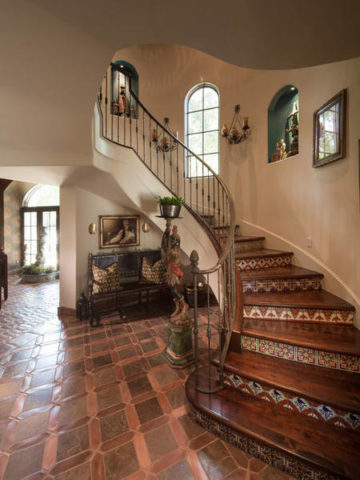 Arche décorative à l'intérieur de l'escalier Arche décorative à l'intérieur de l'escalier