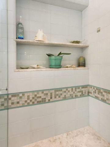 Petite niche avec une étagère dans la salle de bain Petite niche avec une étagère dans la salle de bain