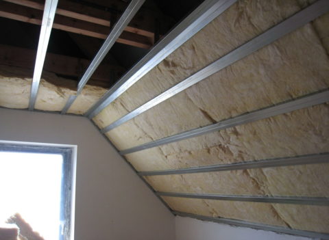 Le plafond et les murs du grenier des cloisons sèches sont isolés avec de la laine minérale Le plafond et les murs du grenier des cloisons sèches sont isolés avec de la laine minérale