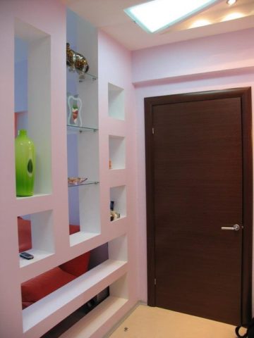Murs de couloir en placoplâtre avec niches et étagères Murs de couloir en placoplâtre avec niches et étagères