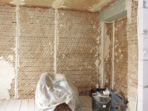 Cloison typique en staline - plâtre sur châssis en bois avec bardeaux Cloison typique en staline - plâtre sur châssis en bois avec bardeaux