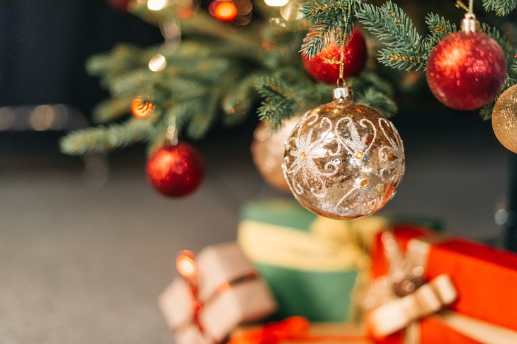 décorer le sapin de Noël