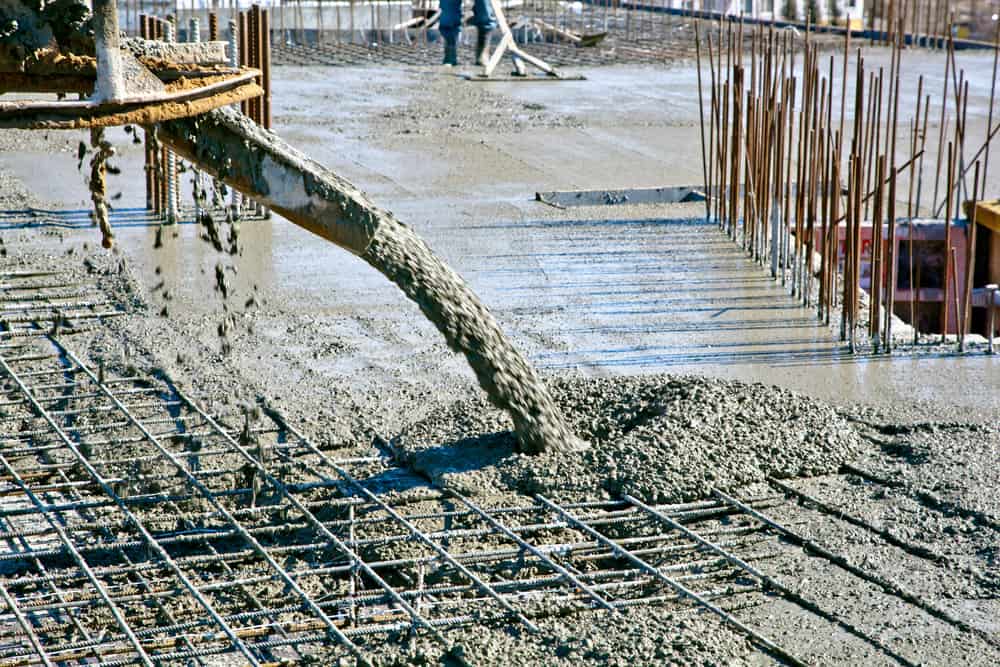 couler du béton sur un plancher en bois